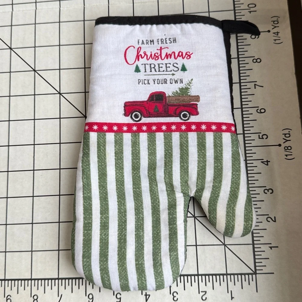 Lot of 3 Christmas Oven Mitts – Sur La Table Snowflake + Farmhouse Holiday